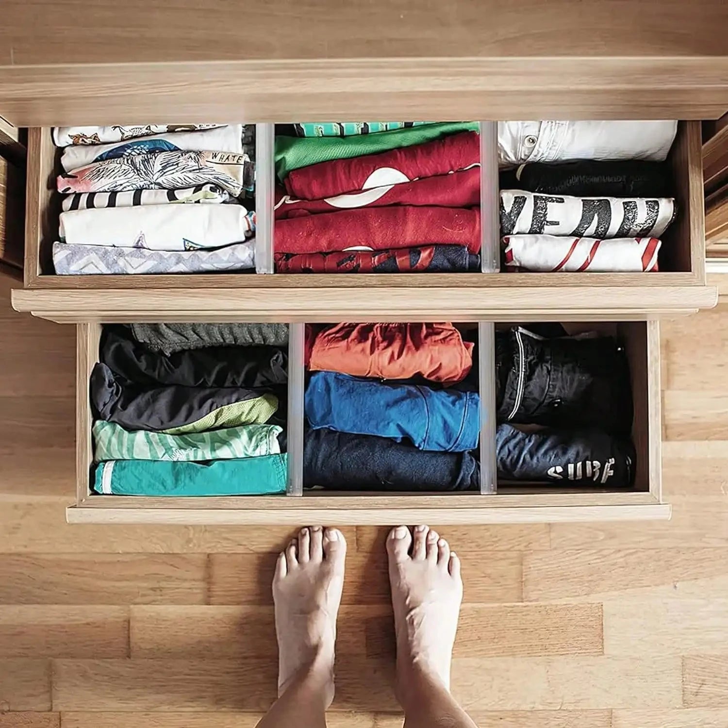 tiroir bien organise avec separateurs extensibles en plastique transparent pour ranger les vetements plies de facon ordonnee